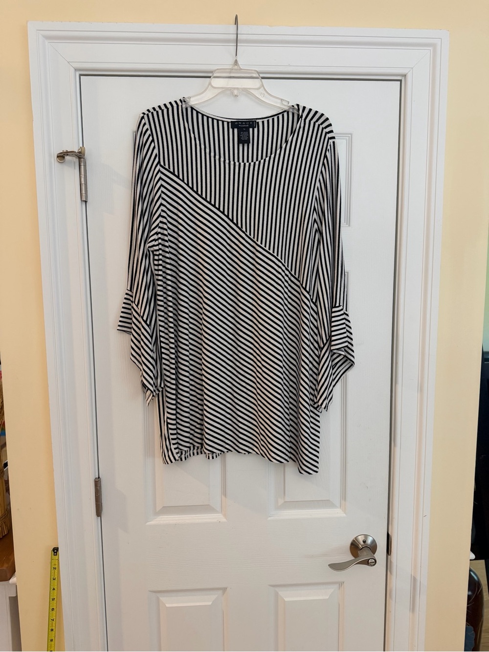 Ladies Size 1X "Grace" Perfect Fit Black & White Diagonal Stripe Tunic GUC